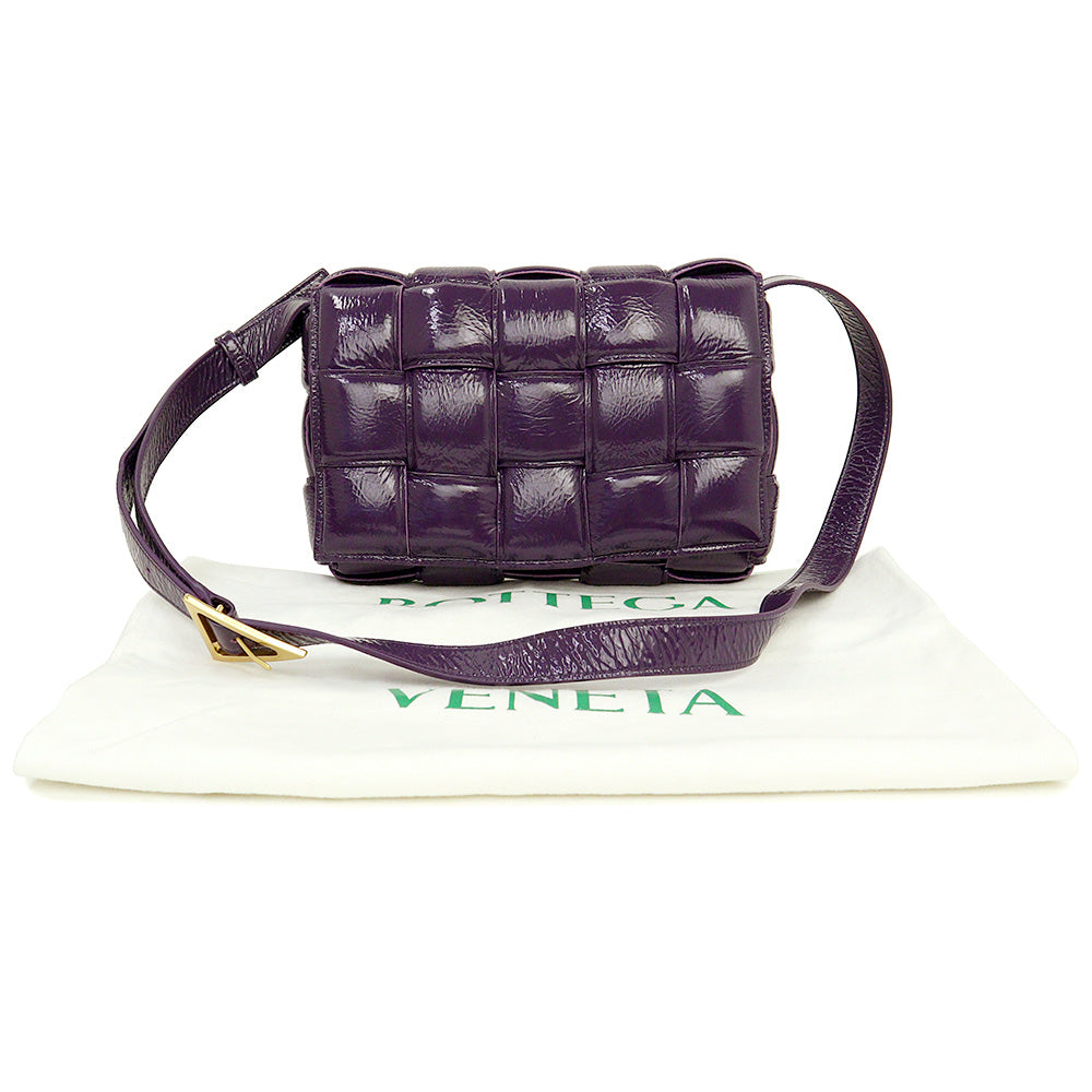 【新品・未使用品】ボッテガヴェネタ BOTTEGA VENETA パデッド カセット ショルダーバッグ 斜め掛け ディアスキン レザー  ボンデッドラムスキン レザー レーズン パープル 紫 アンティークゴールド金具 591970