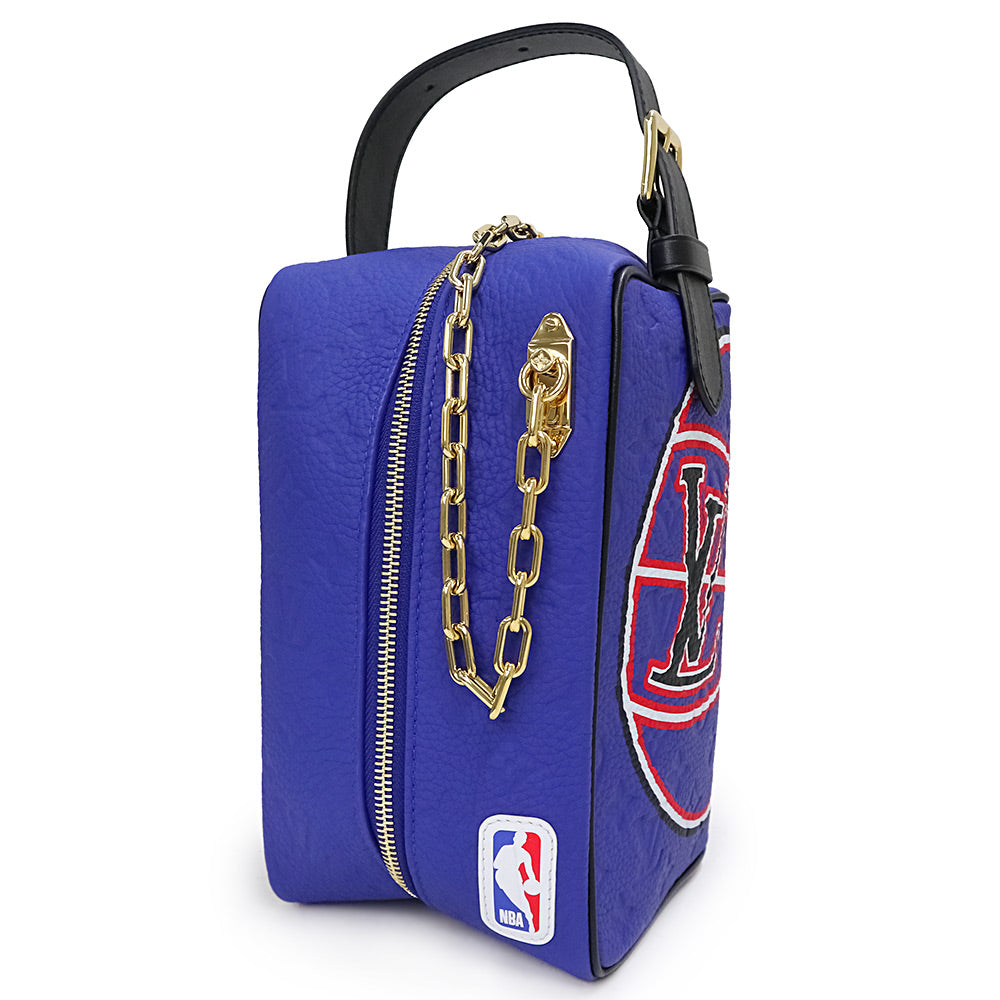 【未使用保管品】ルイ ヴィトン LOUIS VUITTON クローク ドップキット NBA コラボ セカンドバッグ トリヨンレザー モノグラム  エンボス ブルー 青 ゴールド金具 M21106