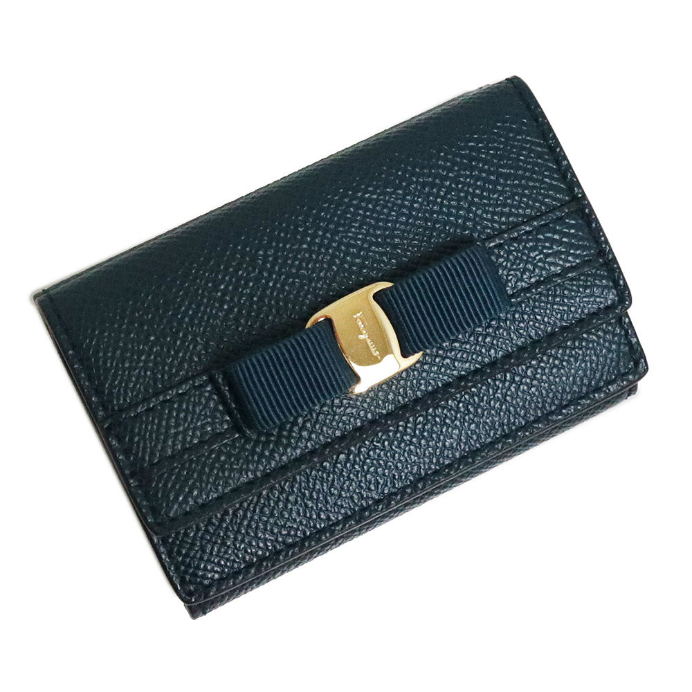 【新品・未使用品】サルヴァトーレフェラガモ Salvatore Ferragamo ヴァラ リボン コンパクトウォレット 日本限定 三つ折り財布  カーフスキン レザー ネイビー 紺 ゴールド金具 22D951 箱付