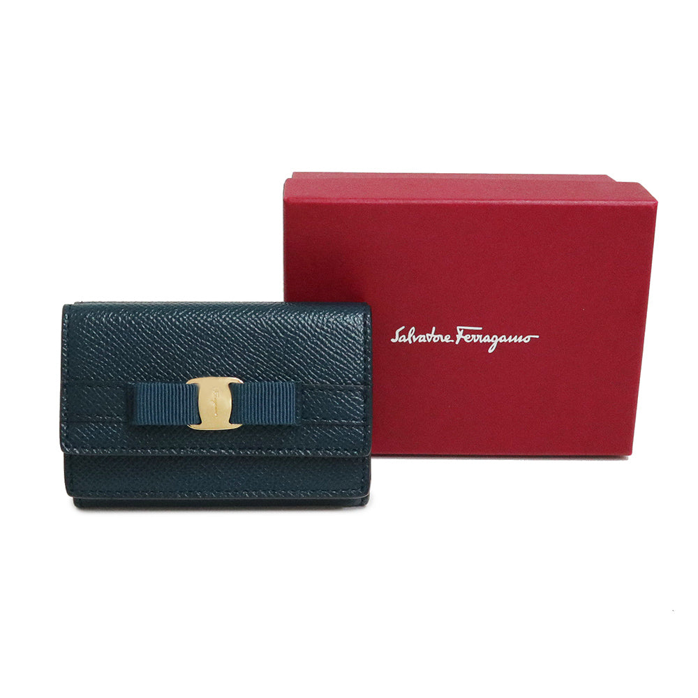 【新品・未使用品】サルヴァトーレフェラガモ Salvatore Ferragamo ヴァラ リボン コンパクトウォレット 日本限定 三つ折り財布  カーフスキン レザー ネイビー 紺 ゴールド金具 22D951 箱付