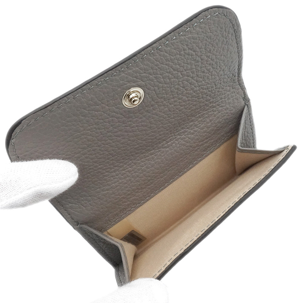 クロエ CHC21WP719 アルファベット alphabet ハートチャーム ミニトリフォールドウォレット Wホック コンパクト カーフスキン Cashmere Grey カシミヤグレー 三つ折り財布 レザー ゴールド金具 箱付 Chloe（未使用　展示品） 未使用 展示品】Chloe クロエ CHC21WP719 アルファベット alphabet
